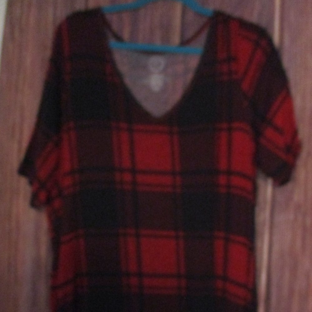 2x 24/7  by Maurices red black plaid longer v neck knit t-shirt cute EUC